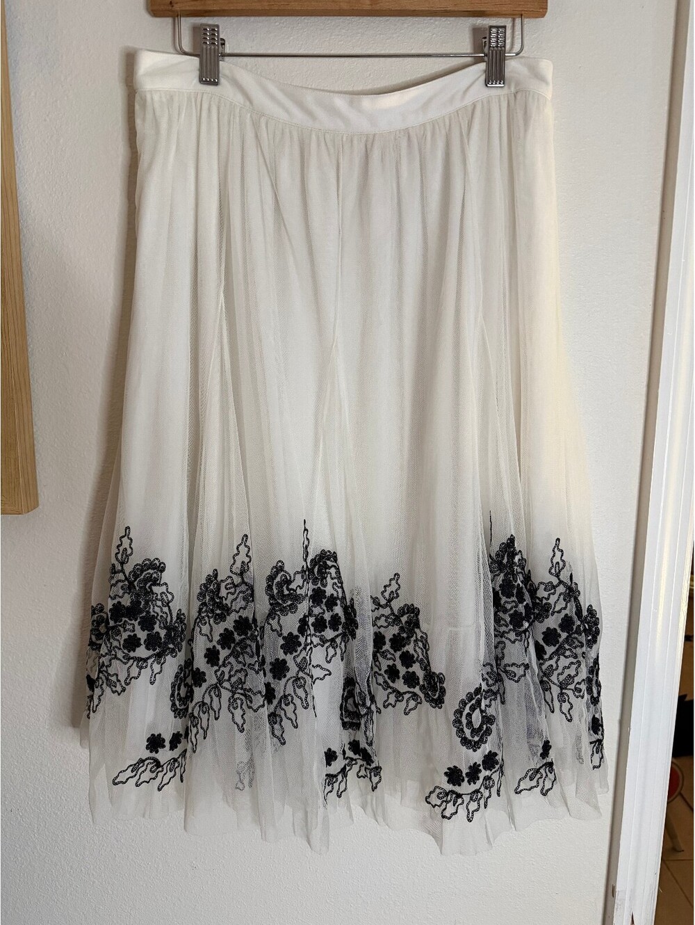Oscar de la Renta White Tulle Midi Skirt Black Floral Embroidery | Size 10 |
